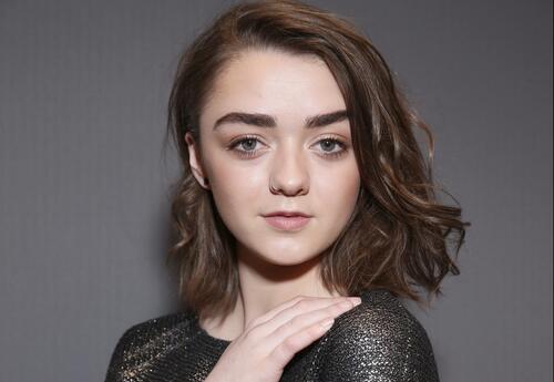 Maisie Williams` face on a gray background