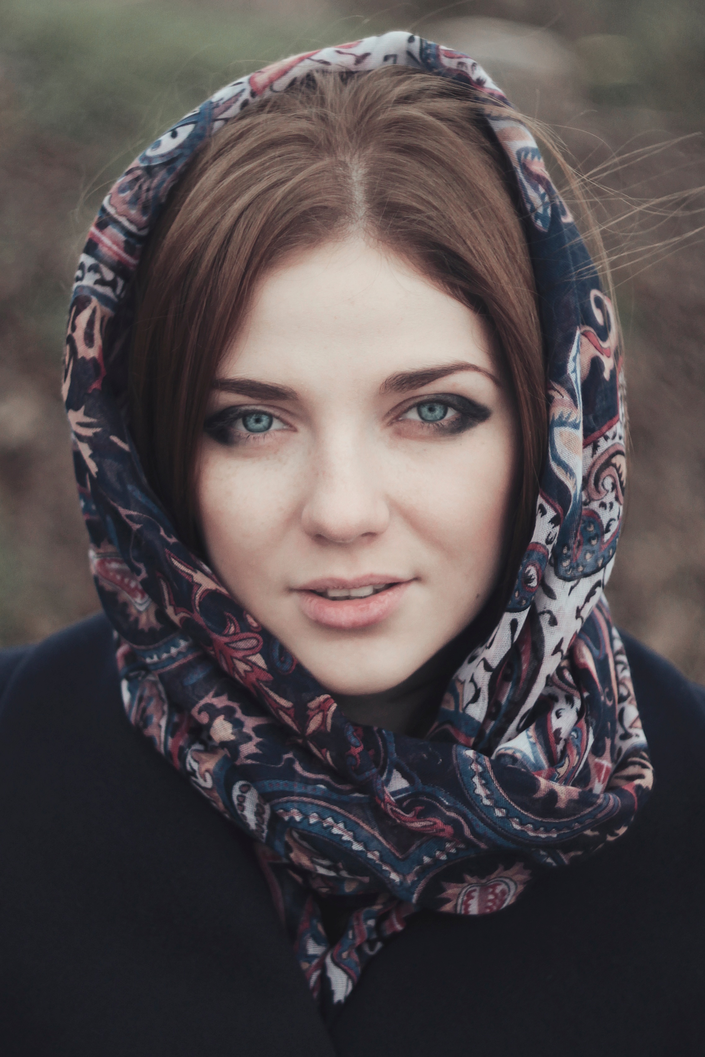 Free photo Portrait of a dark-haired girl in a headscarf