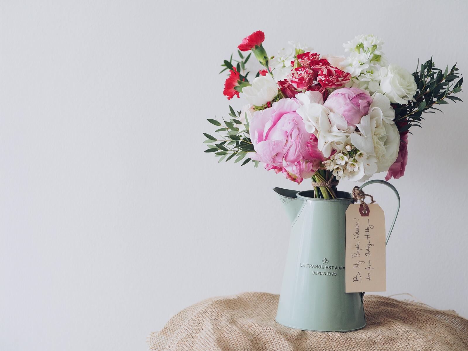 Бесплатное фото Скромный букет цветов в вазе