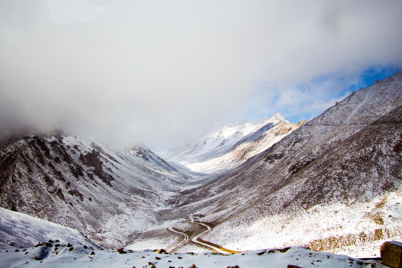 Бесплатное фото Первый снег в горах