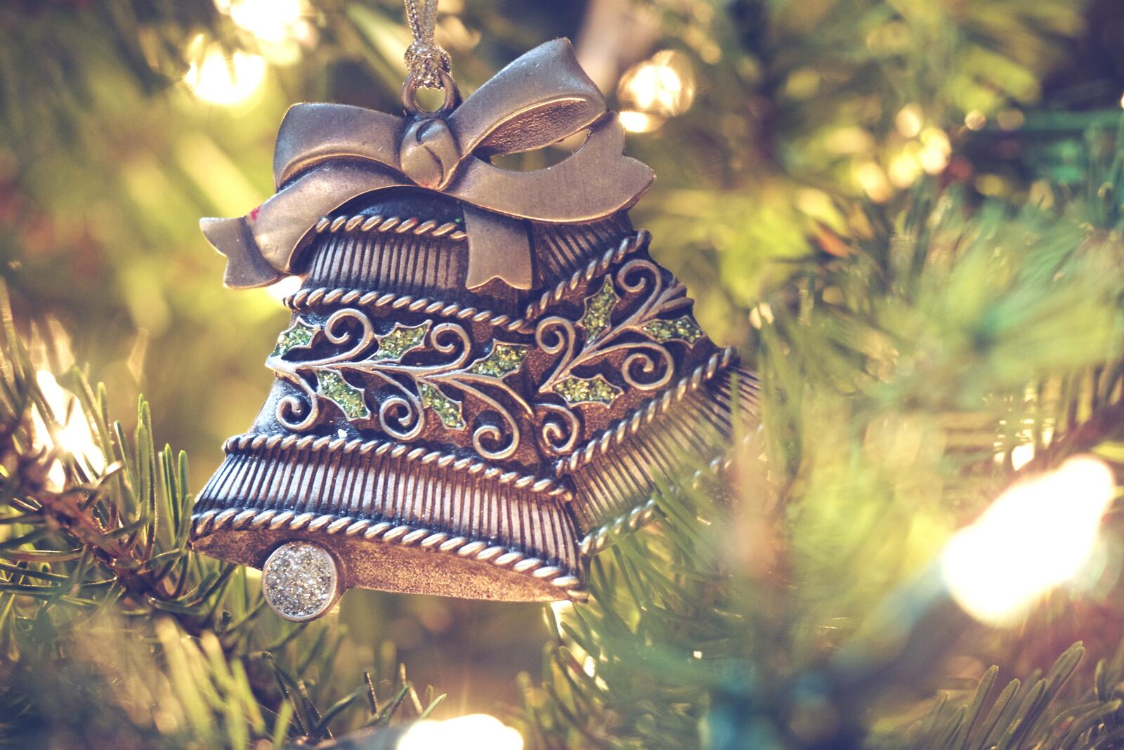 Бесплатное фото Новогодние колокольчики на ветках елки
