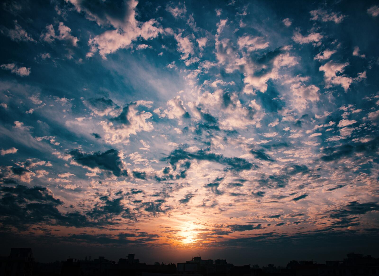 Бесплатное фото Небо с облаками на закате