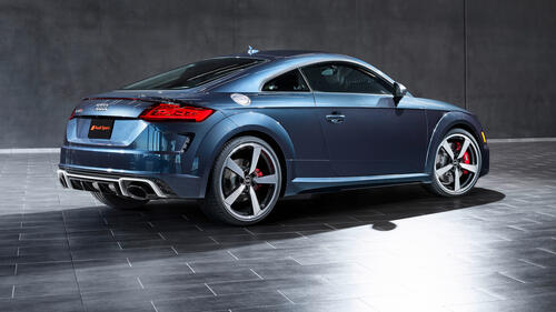 Синяя машина Audi TT RS Coupe 2022 года вид сзади