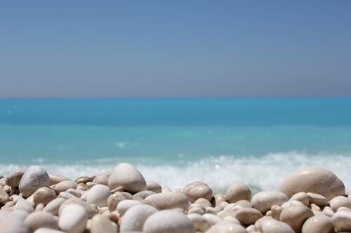 Каменистый пляж моря