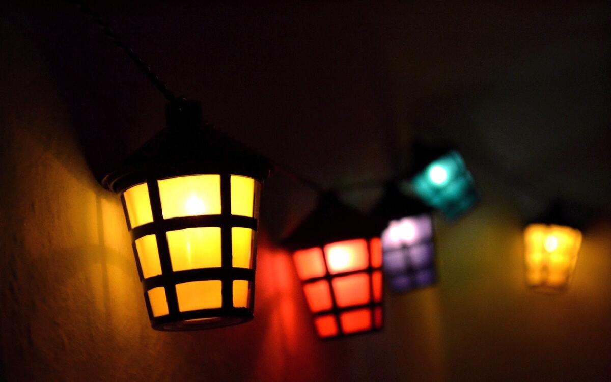 Разноцветные фонари