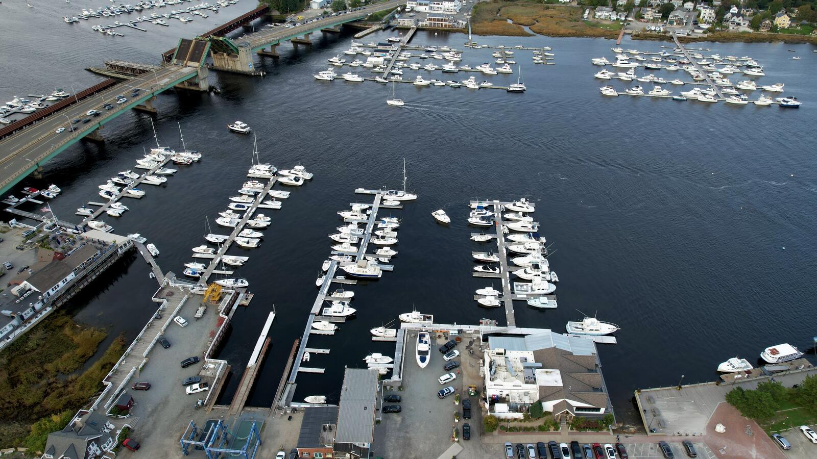 Бесплатное фото Городской причал с лодками и яхтами