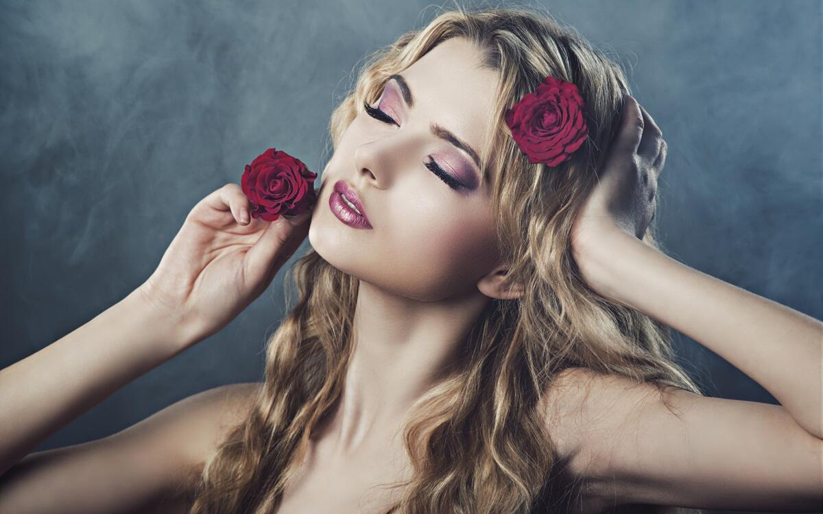 Julia Sariy poses with roses in her hair.