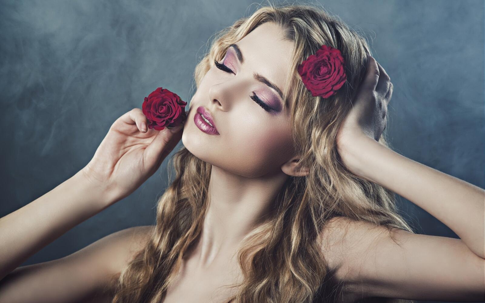 Julia Sariy позирует с розами в волосах