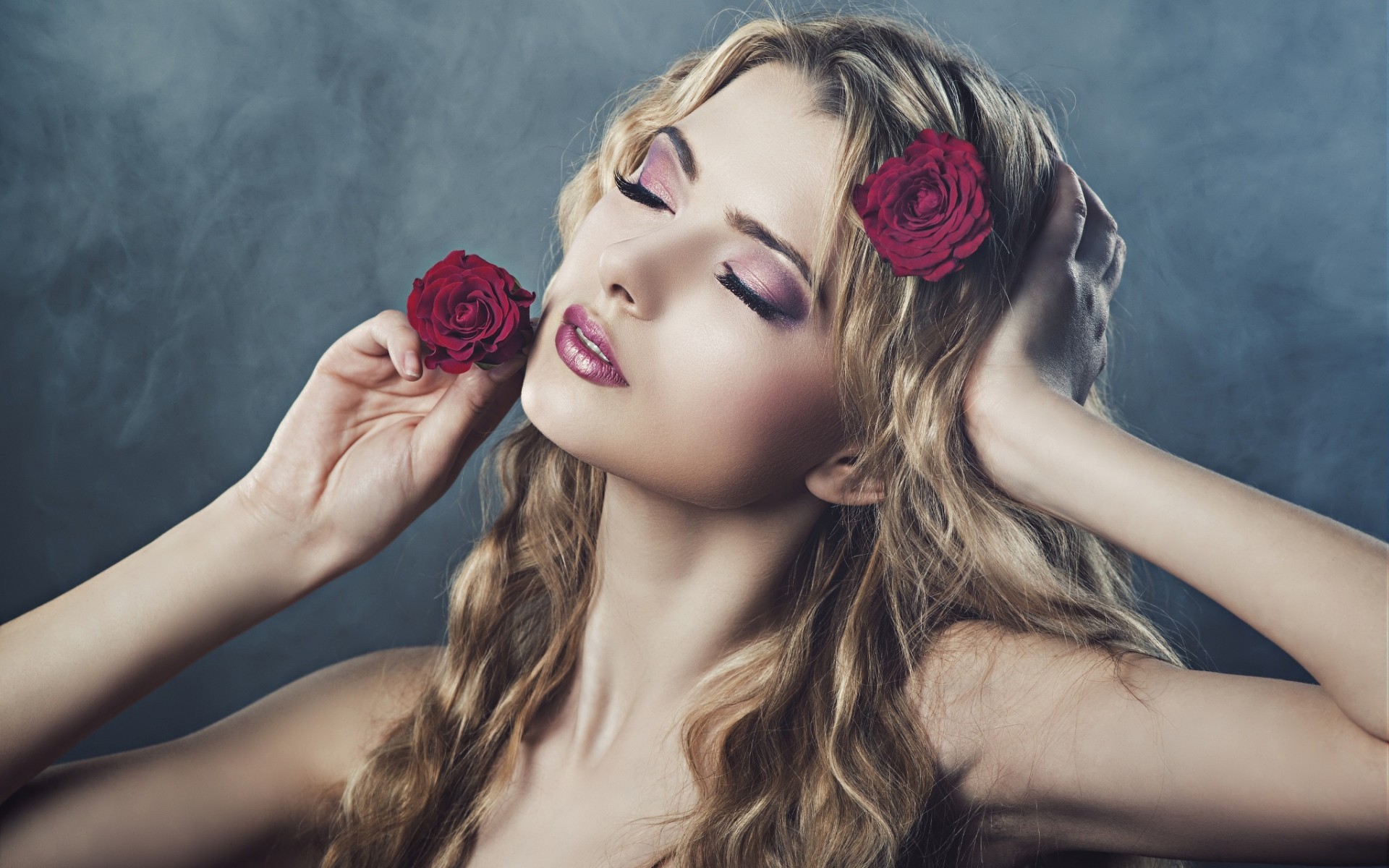 免费照片朱莉娅-萨里头发上插着玫瑰花摆姿势