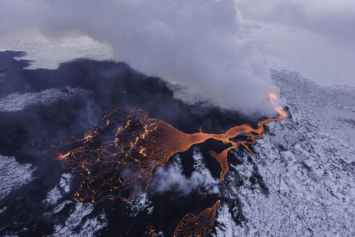 Извергающийся вулкан в Исландии зимой