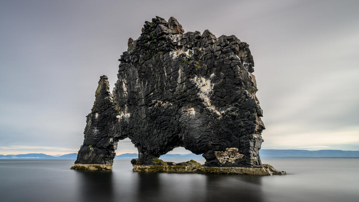 Большая скала в море Исландии