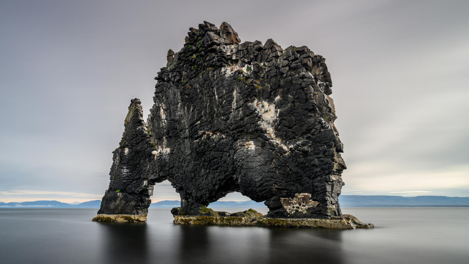 Бесплатное фото Большая скала в море Исландии
