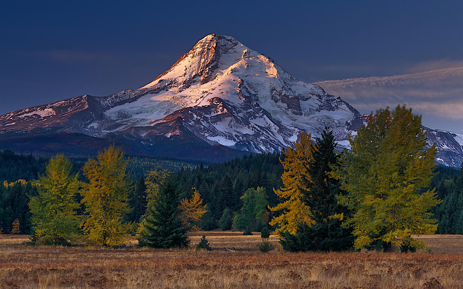 Бесплатное фото Большая гора со снежной вершиной
