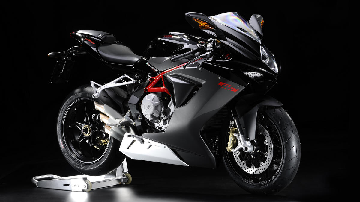 Картинка с крутым спортивным мотоциклом на черном фоне
