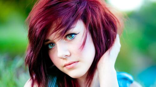 Портрет девушки с темно-красными волосами