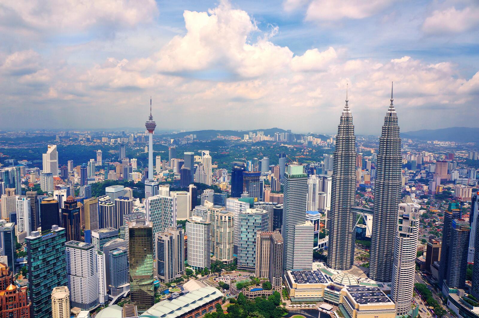 Бесплатное фото Район с небоскребами в Куала-Лумпур с высоты птичьего полета