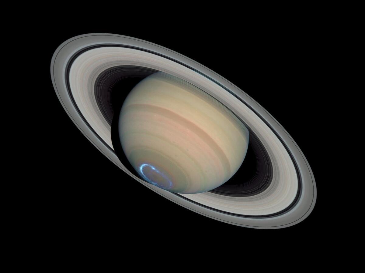 Сатурн с его потрясающими кольцами на фоне черного космоса