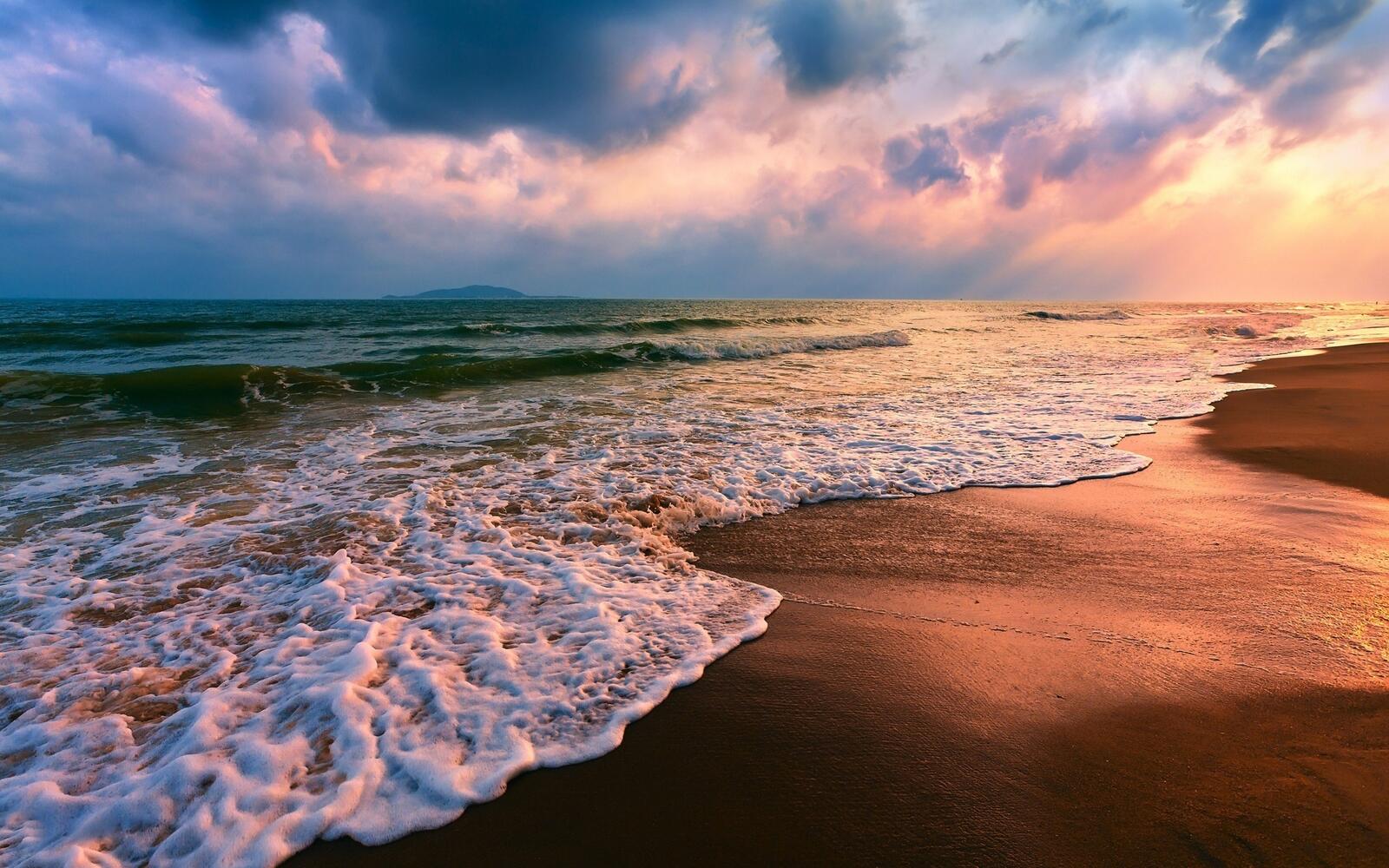 Бесплатное фото Маленькие волны на закате