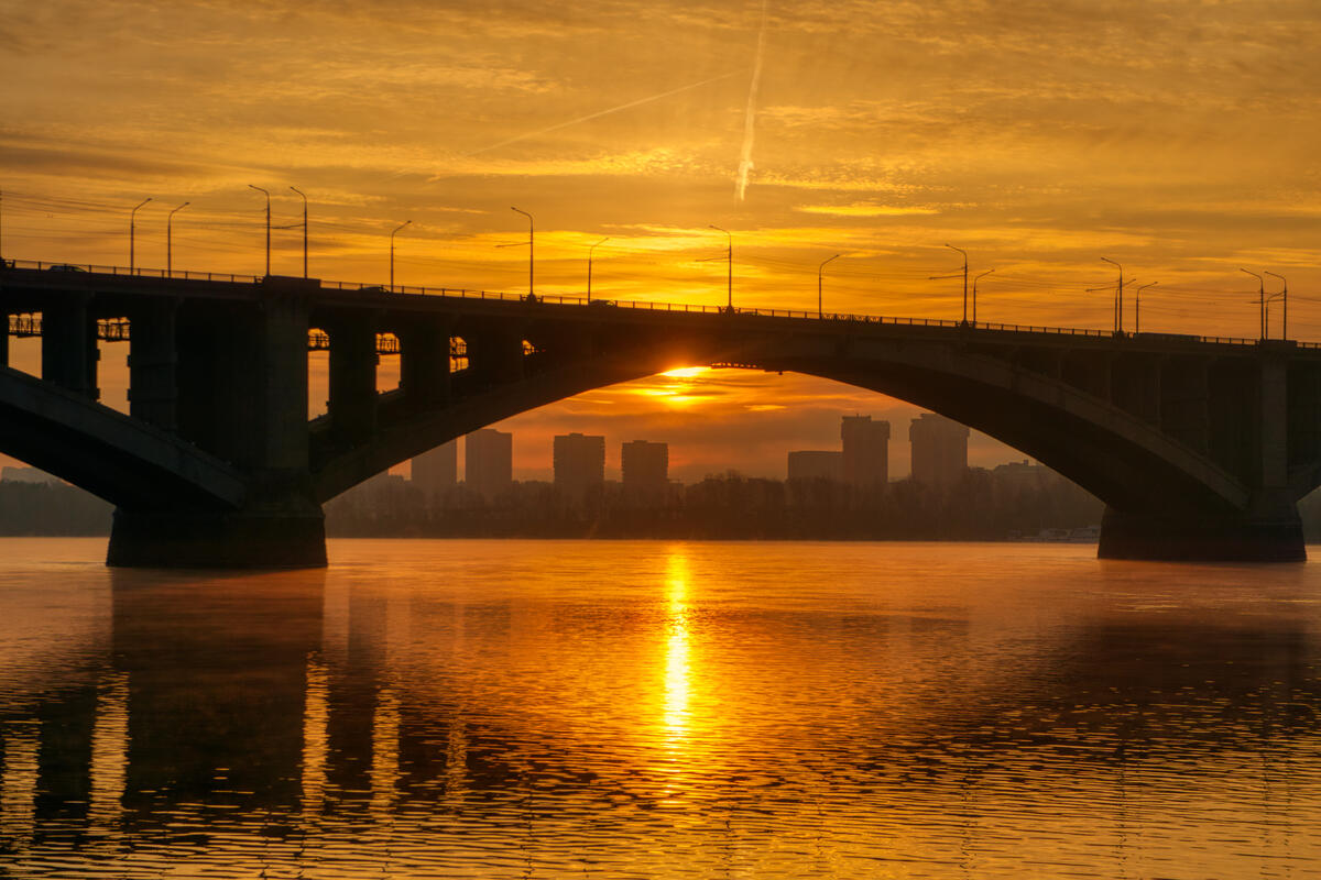 Золотой рассвет над рекой Енисей в Красноярске