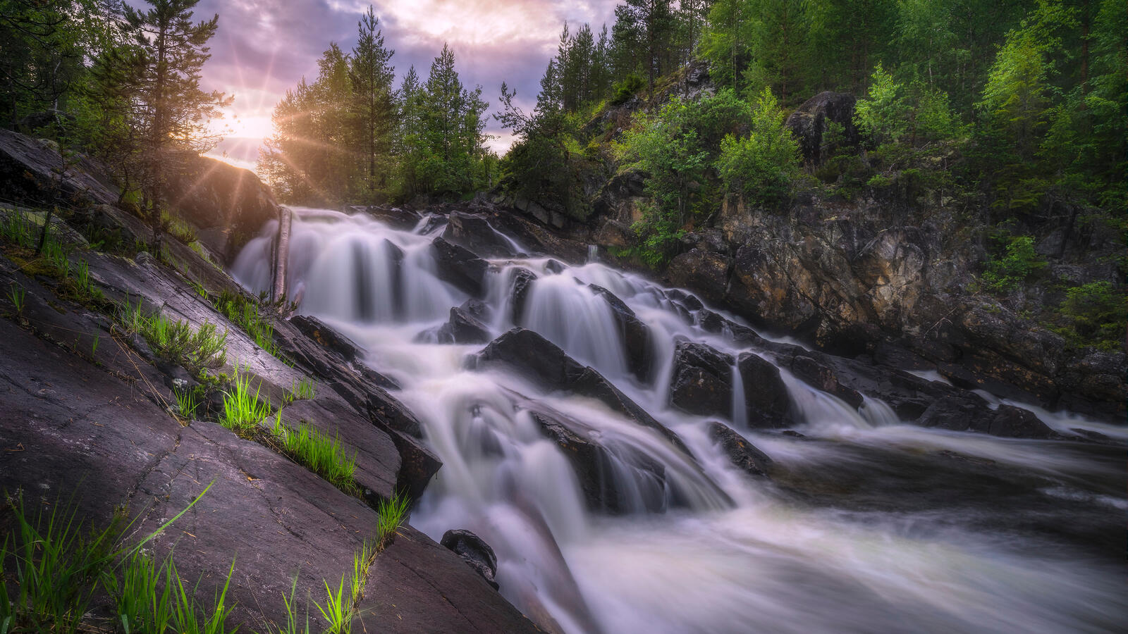 Free photo A beautiful waterfall in Norway