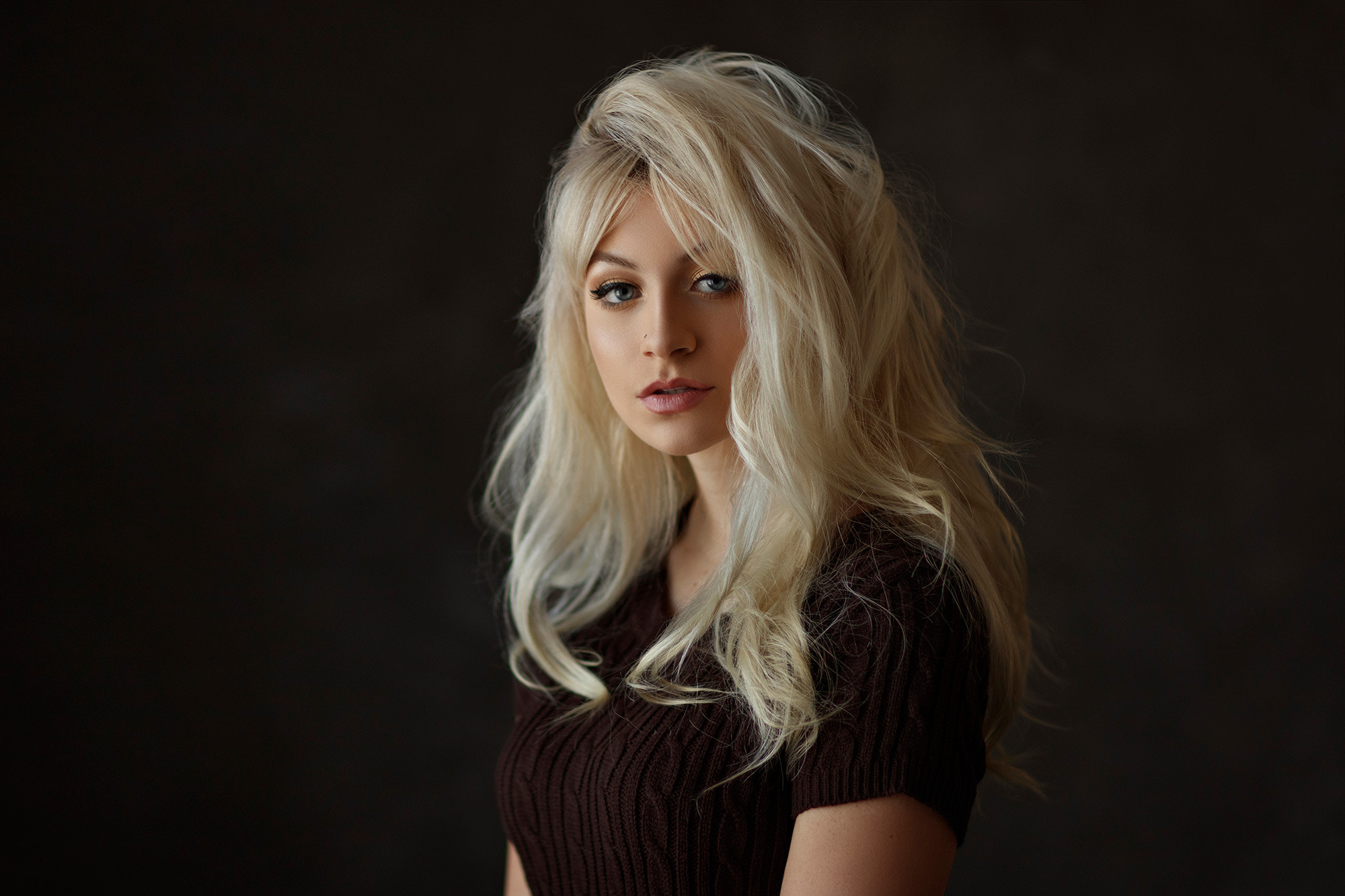 Free photo Light-haired girl in a brown sweater