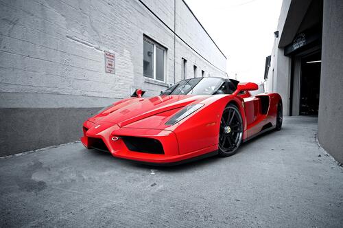 Красная Ferrari Enzo