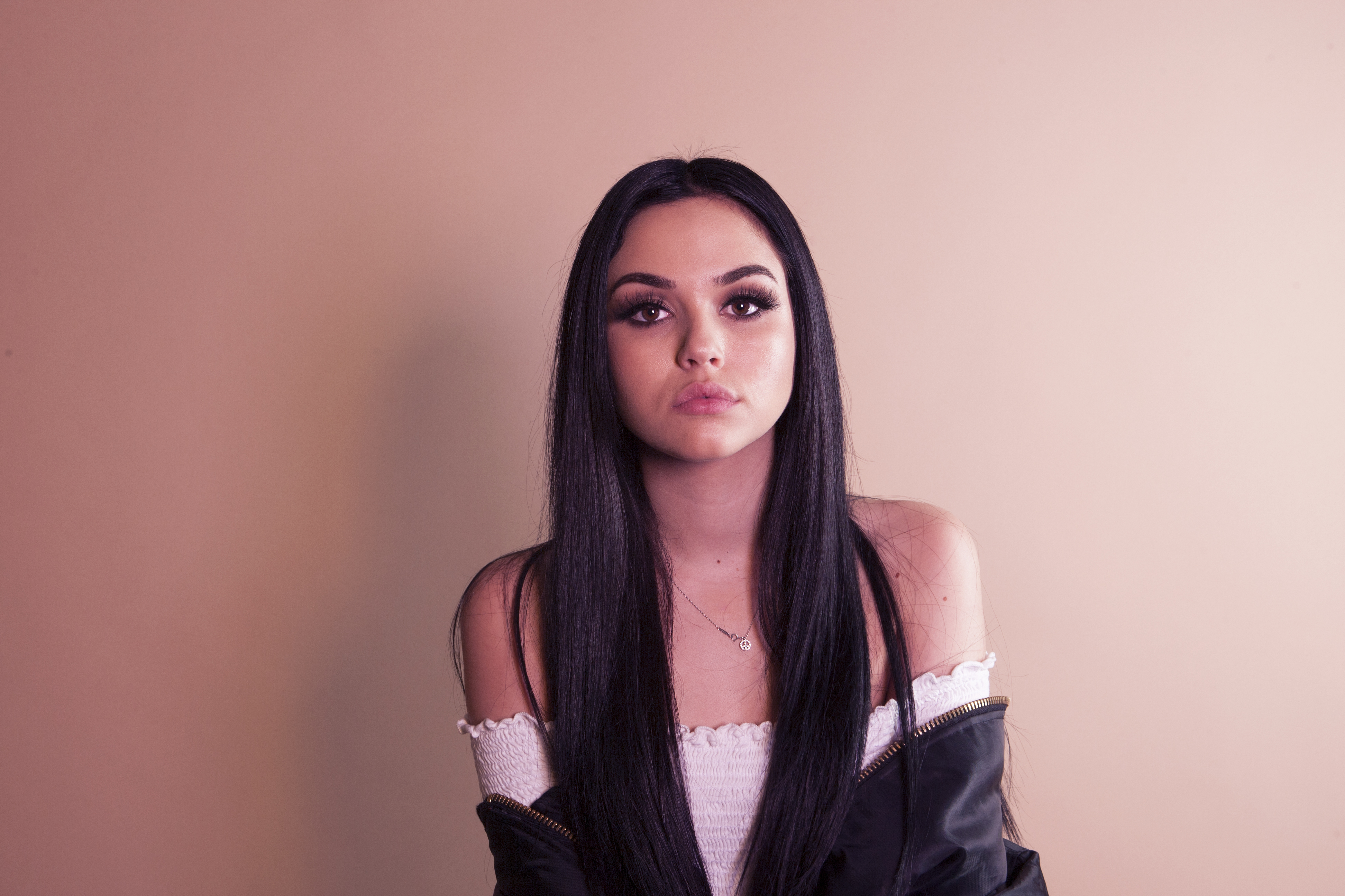 Free photo Long-haired Maggie Lindemann