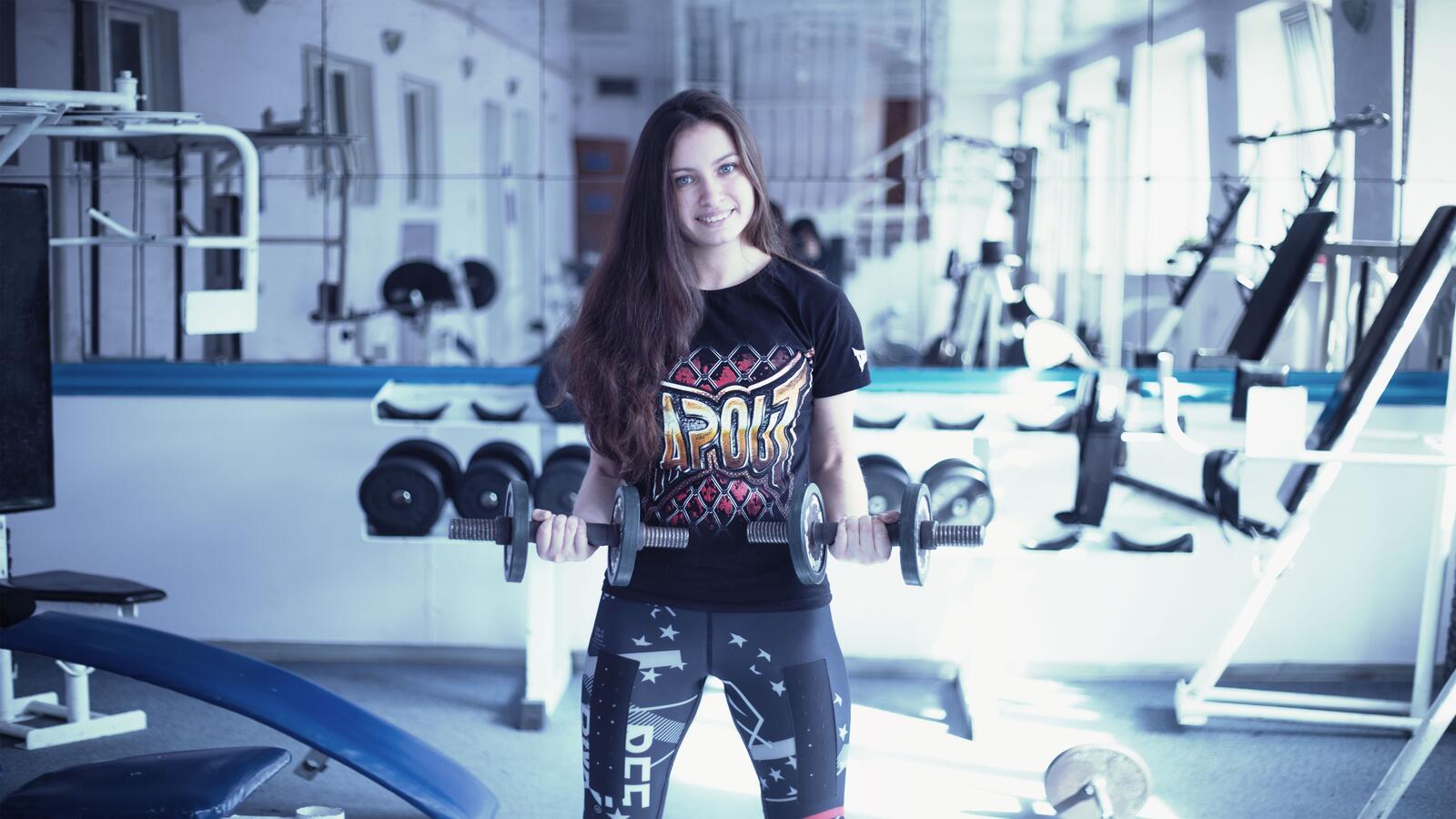 Free photo Brunette with long hair works out at the gym