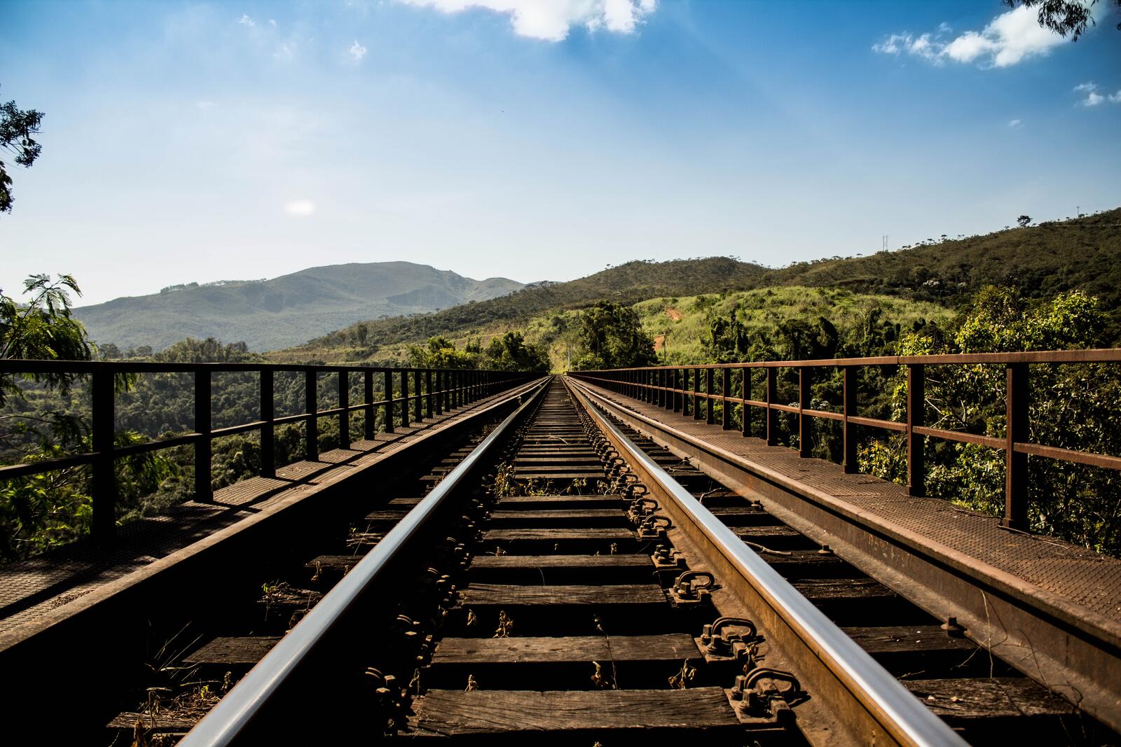 Бесплатное фото Картинка с железной дорогой на мосту