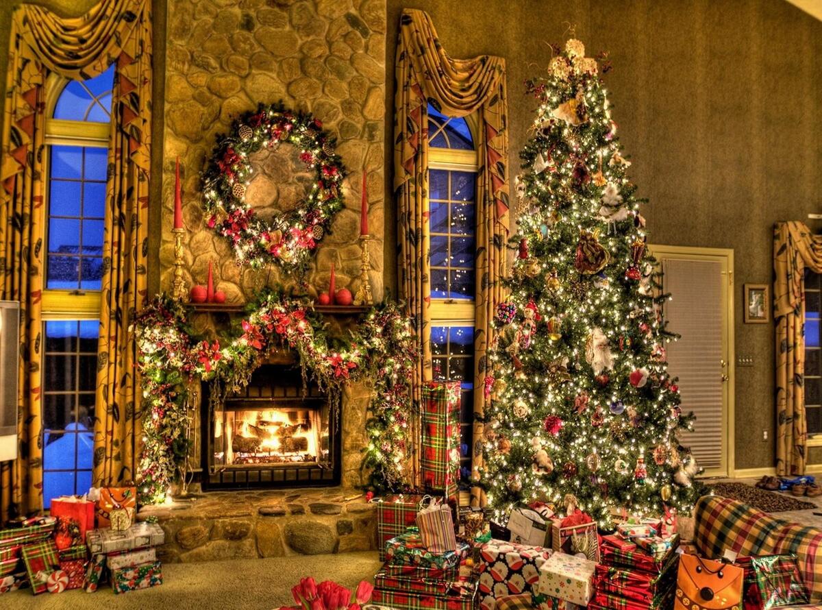 Большая куча подарков под новогодней елкой