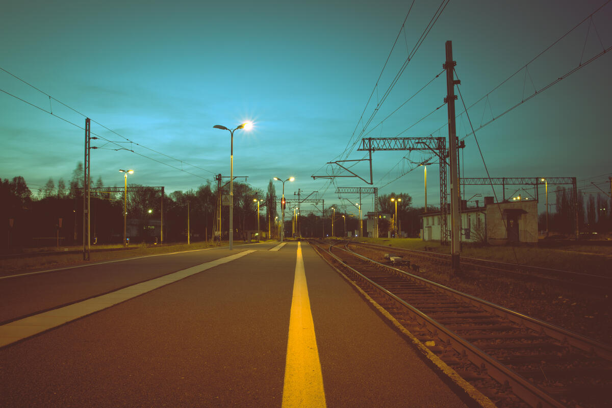Ночная дорога рядом с железнодорожными путями