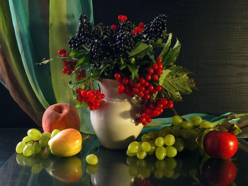 Натюрморт с изображением вазы с веточками ягод