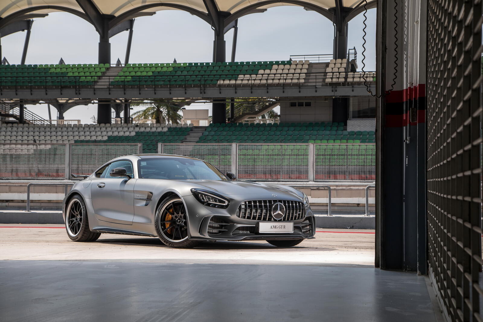 Бесплатное фото Новый Mercedes AMG GTR серого цвета