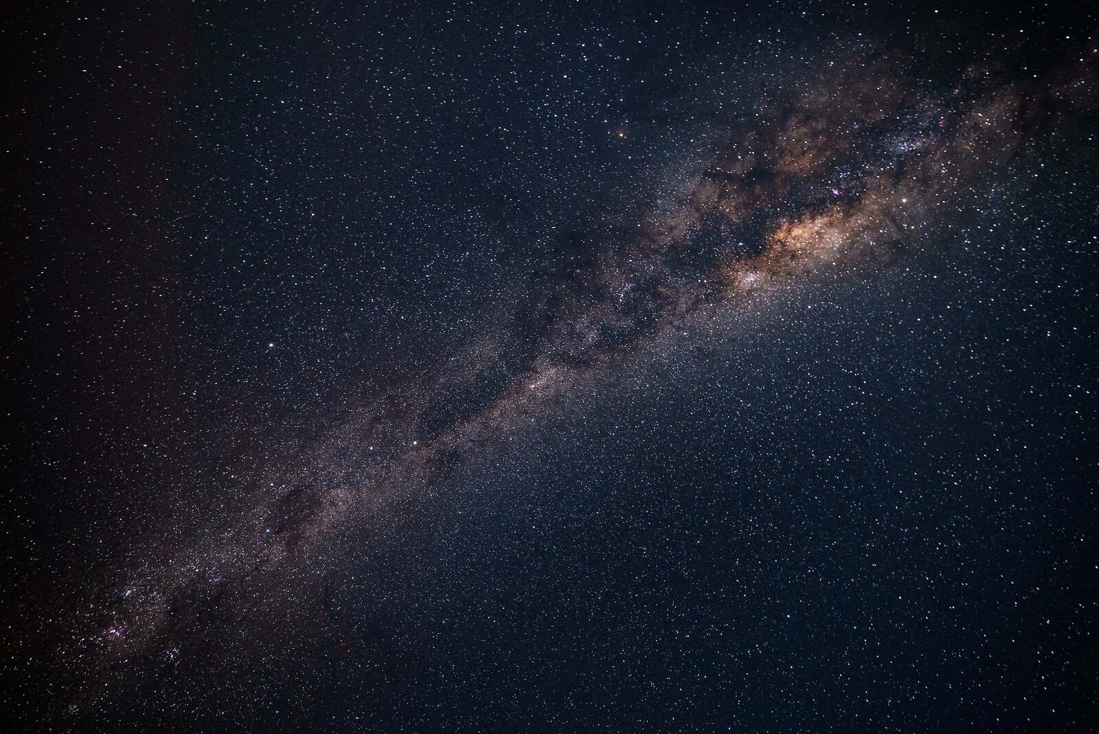 Бесплатное фото Космическая пыль на ночном небе