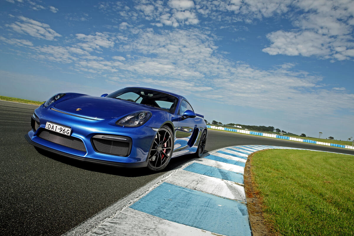 Синий Porsche Cayman на спортивной трассе