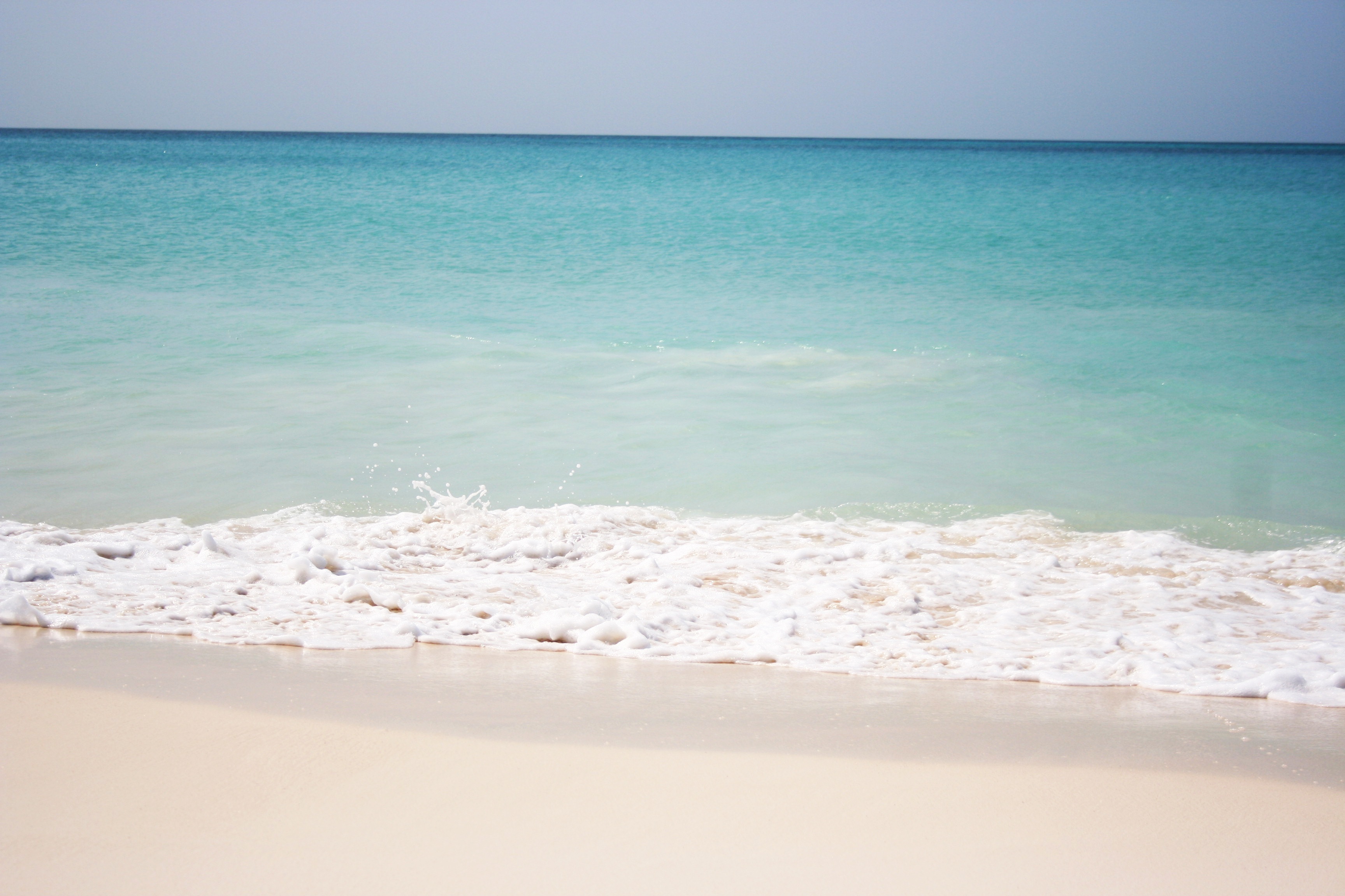 Нежный песок на пляже моря