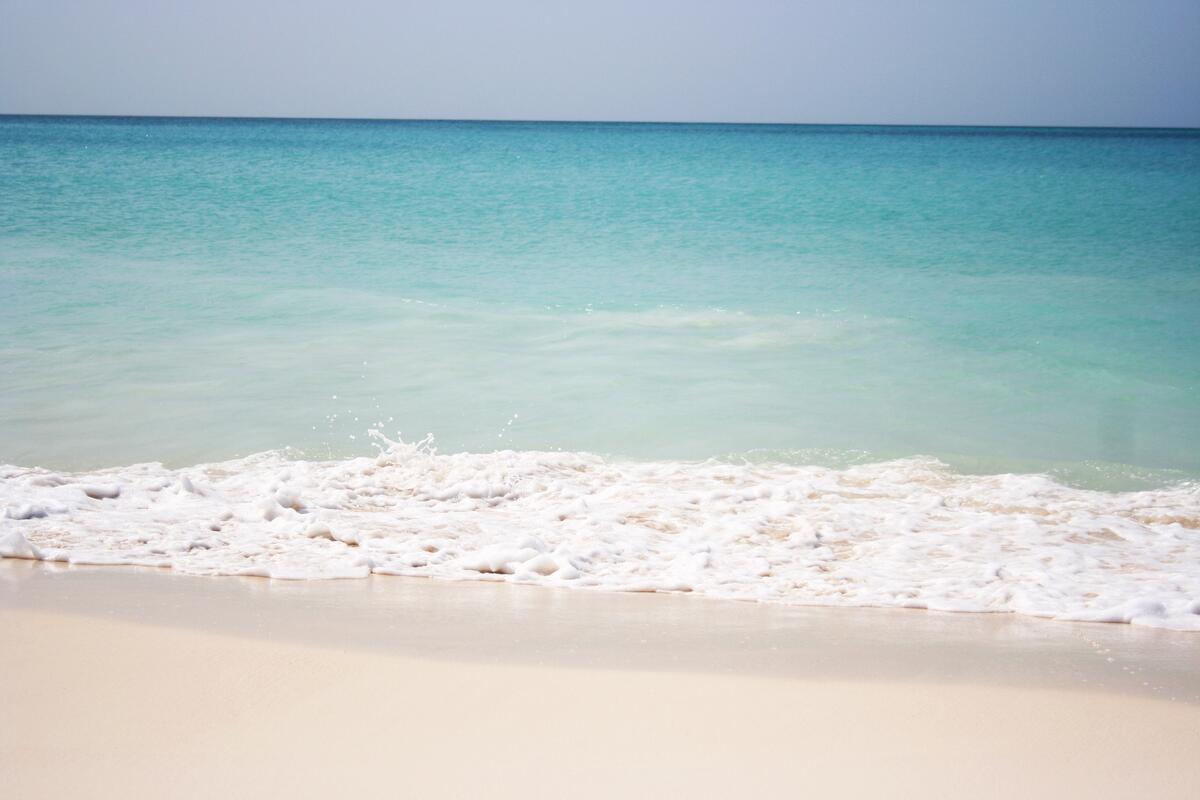 Нежный песок на пляже моря