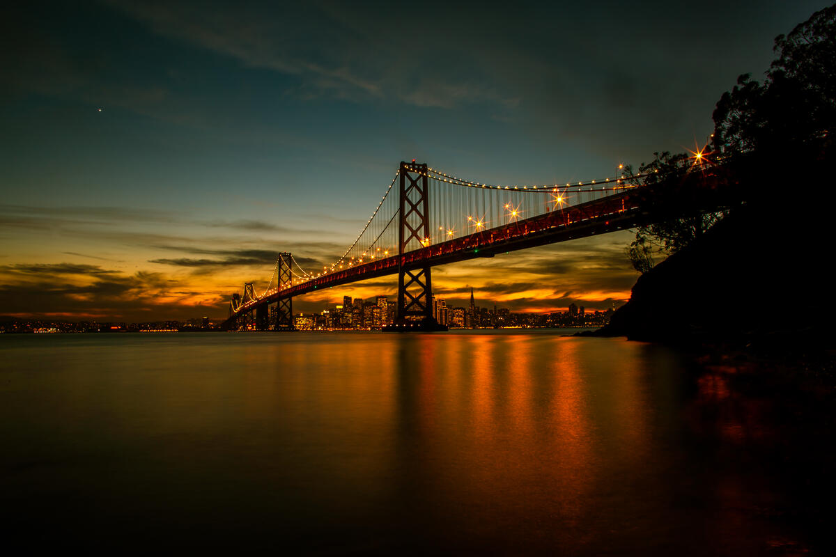 Большой мост через реку в вечернее время