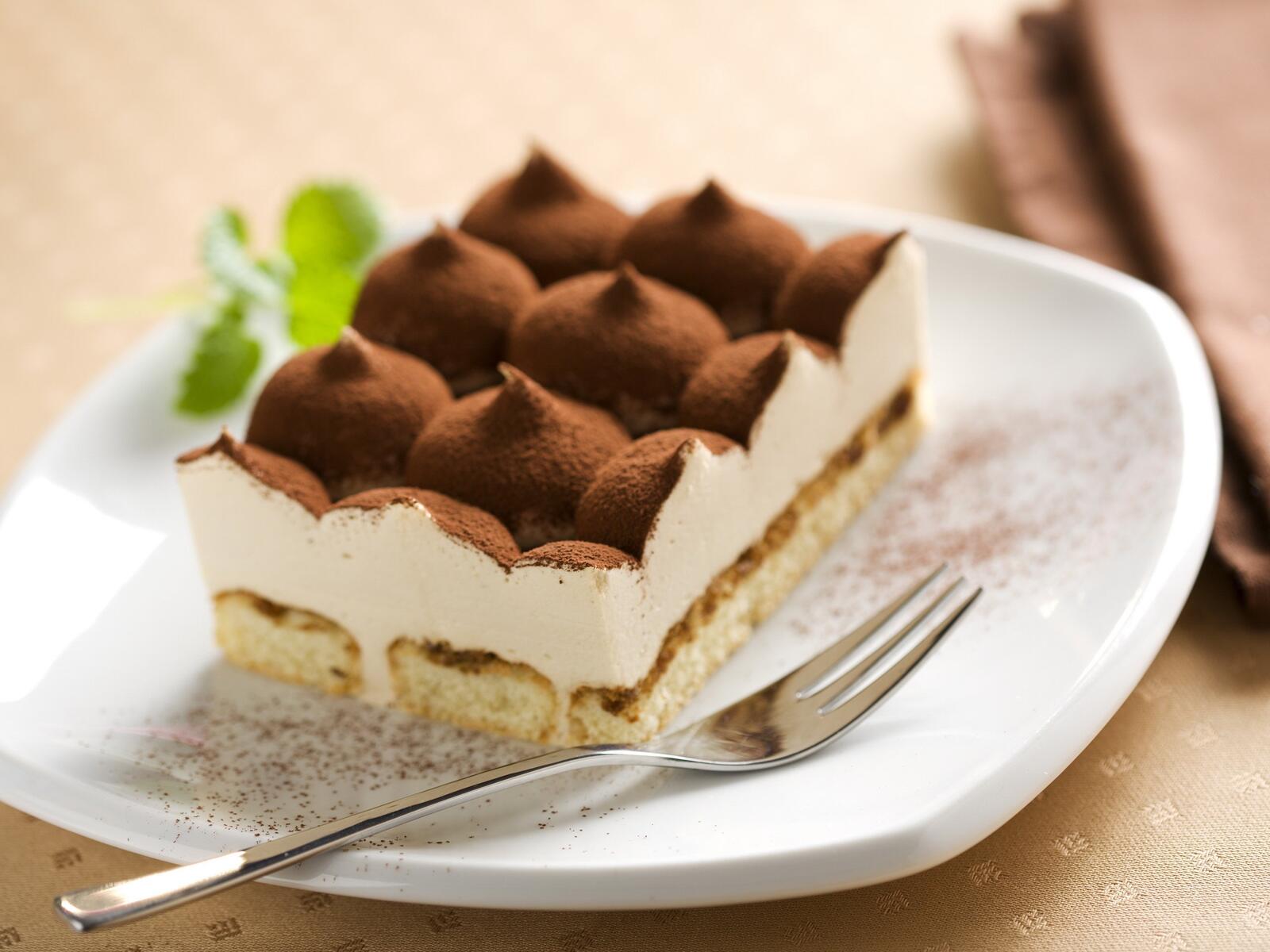 Бесплатное фото Тортик с шоколадной пудрой на белой тарелке