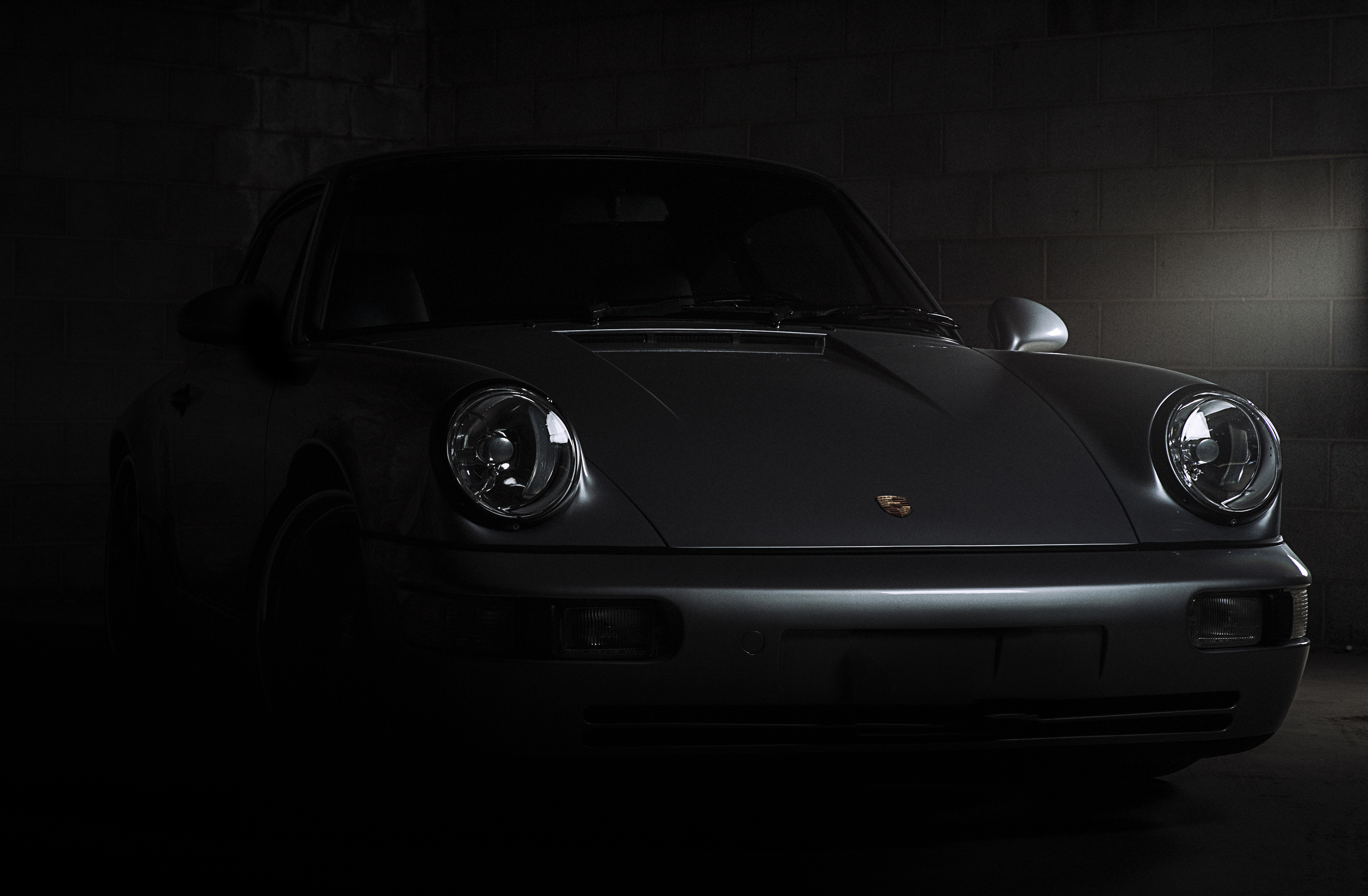 Free photo Wallpaper silhouette of Porsche 911 Carrera in darkness