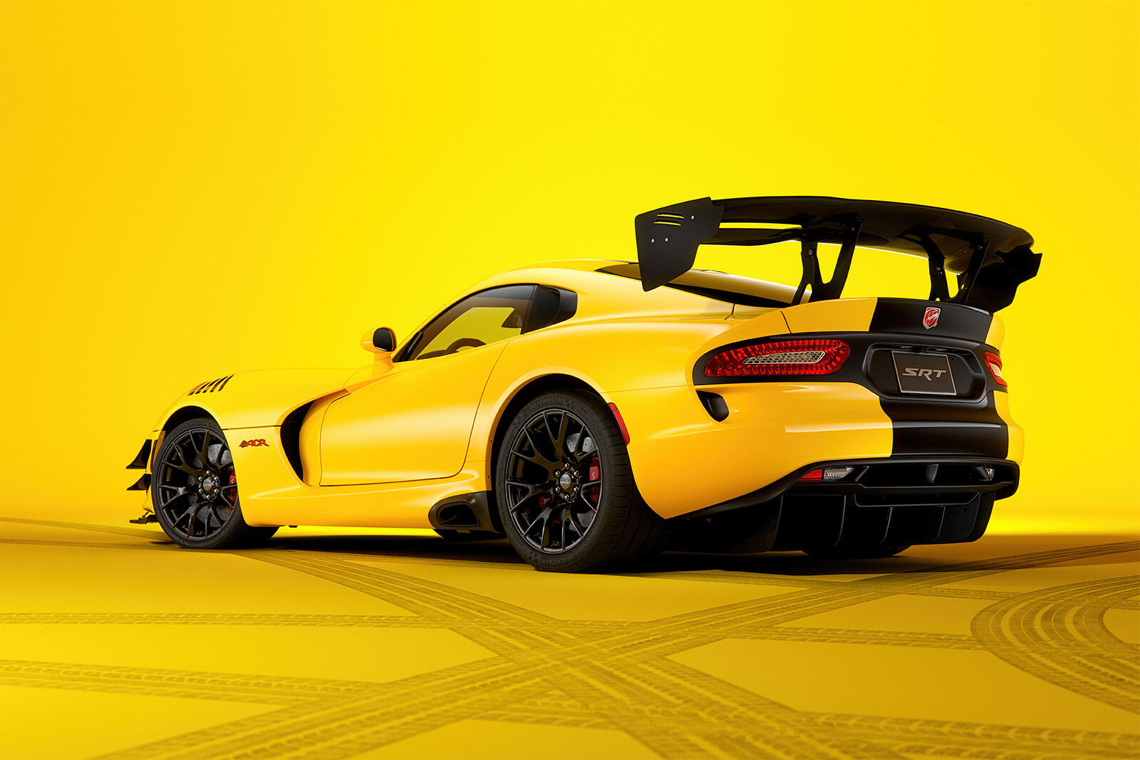 Бесплатное фото Желтый Dodge Viper на желтом фоне