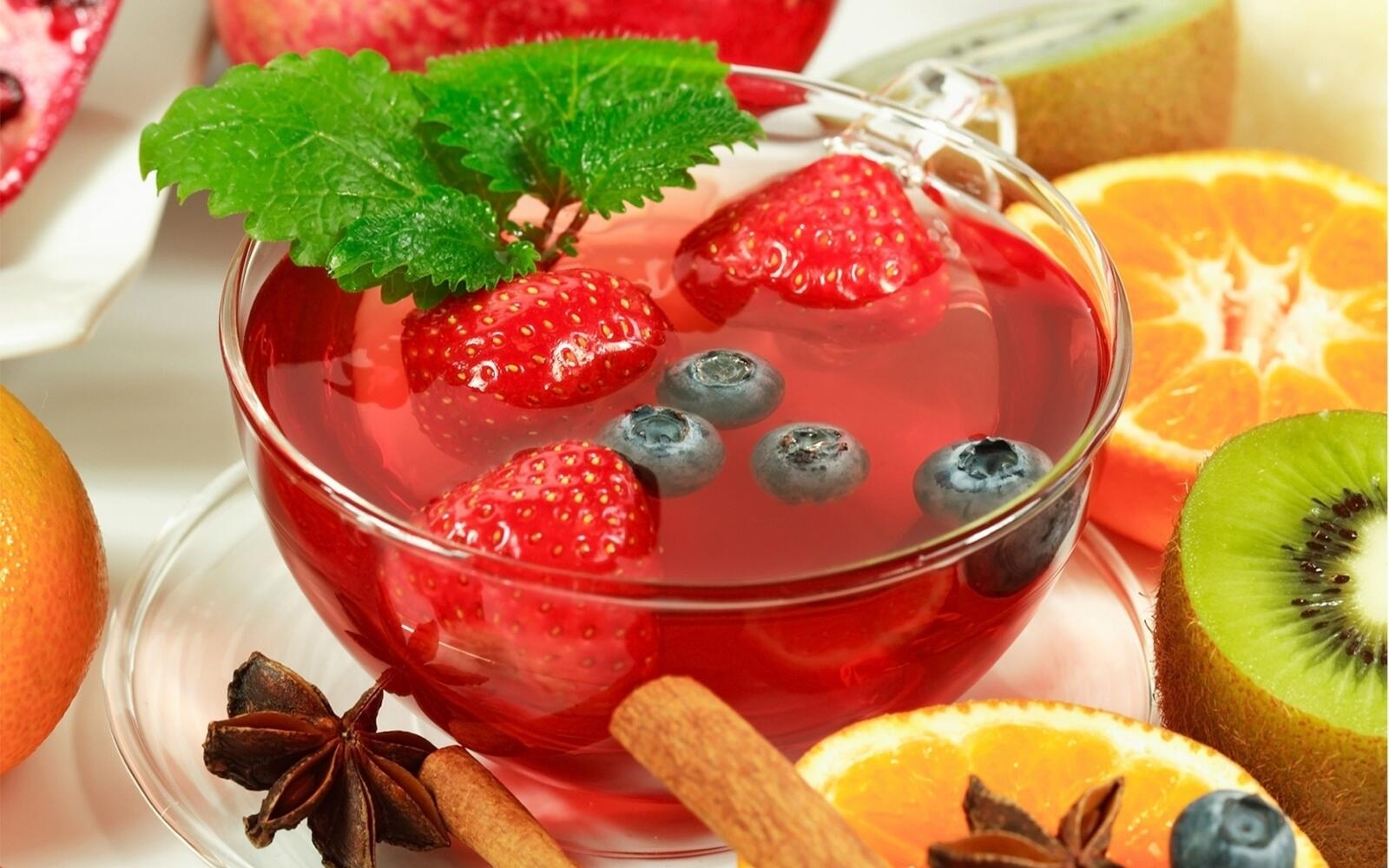 Бесплатное фото Чаша с соком из свежих ягод