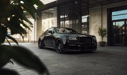 Rolls Royce Wraith стоит у гостиницы