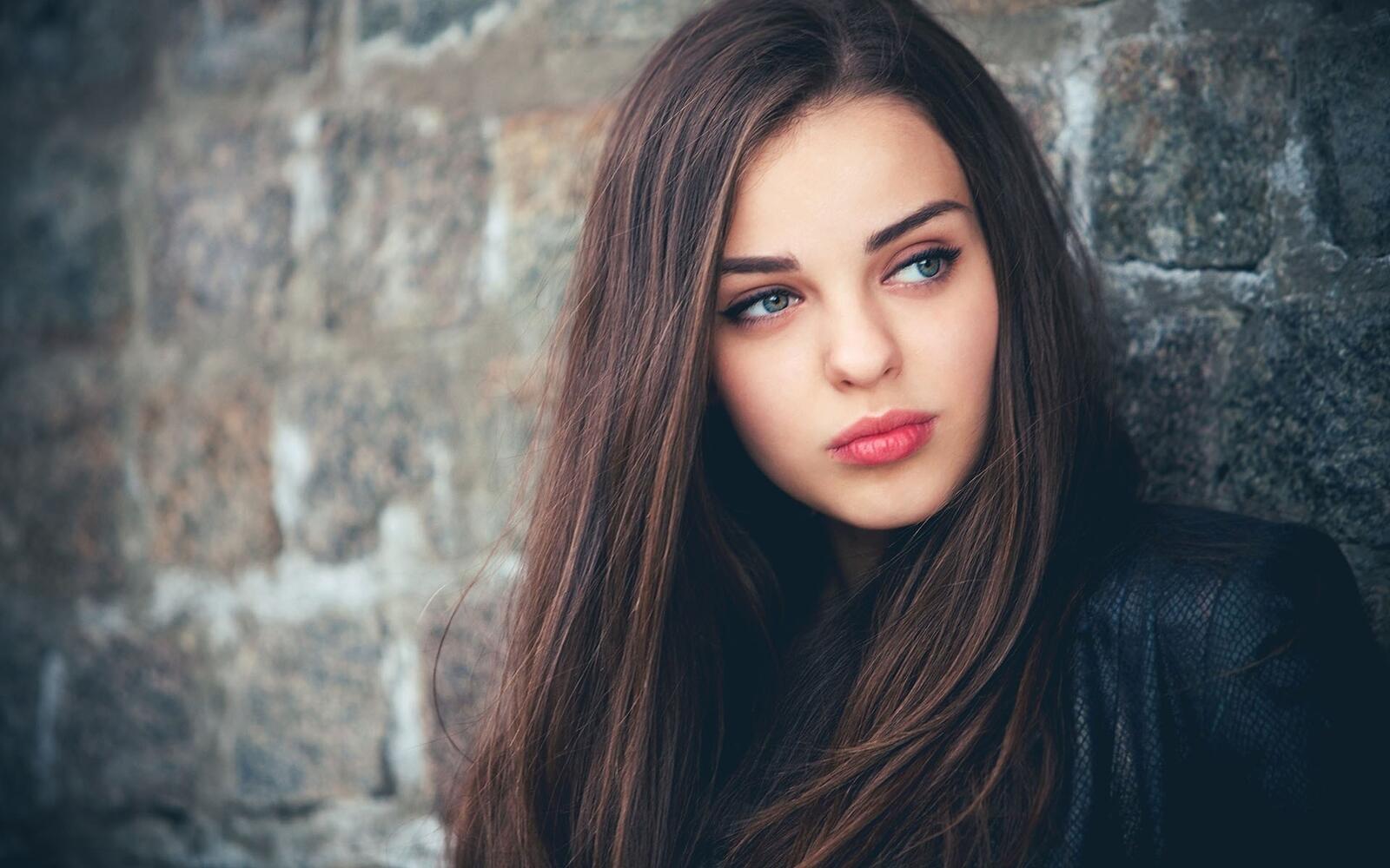 Free photo Portrait of a girl with dark hair