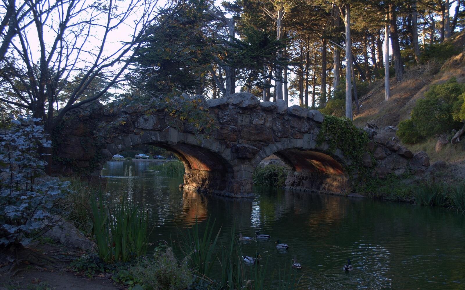 Бесплатное фото Каменный мост через реку