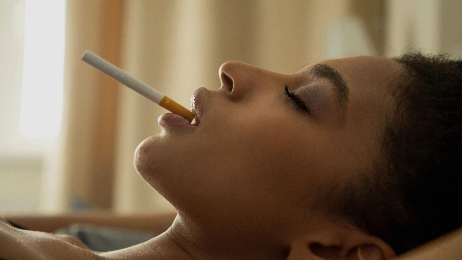 Бесплатное фото Алиша Роуз с сигаретой в зубах