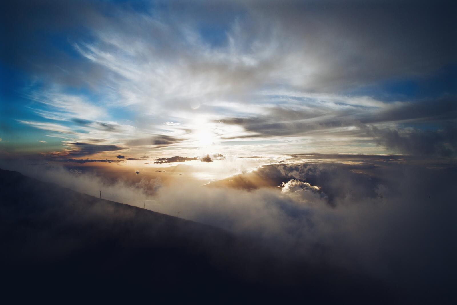 Бесплатное фото Солнечный рассвет в облаках