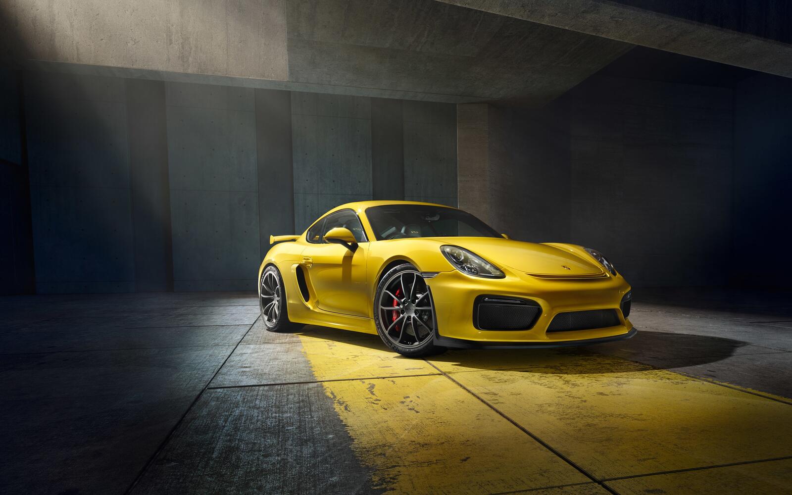 Бесплатное фото Желтый Porsche 911 в большом ангаре