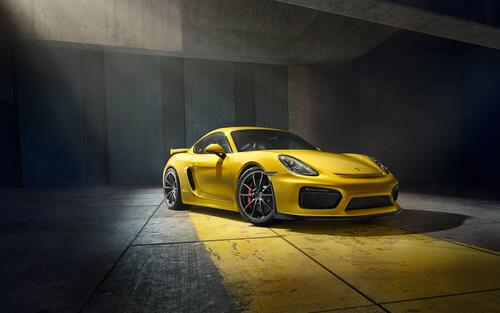 Желтый Porsche 911 в большом ангаре