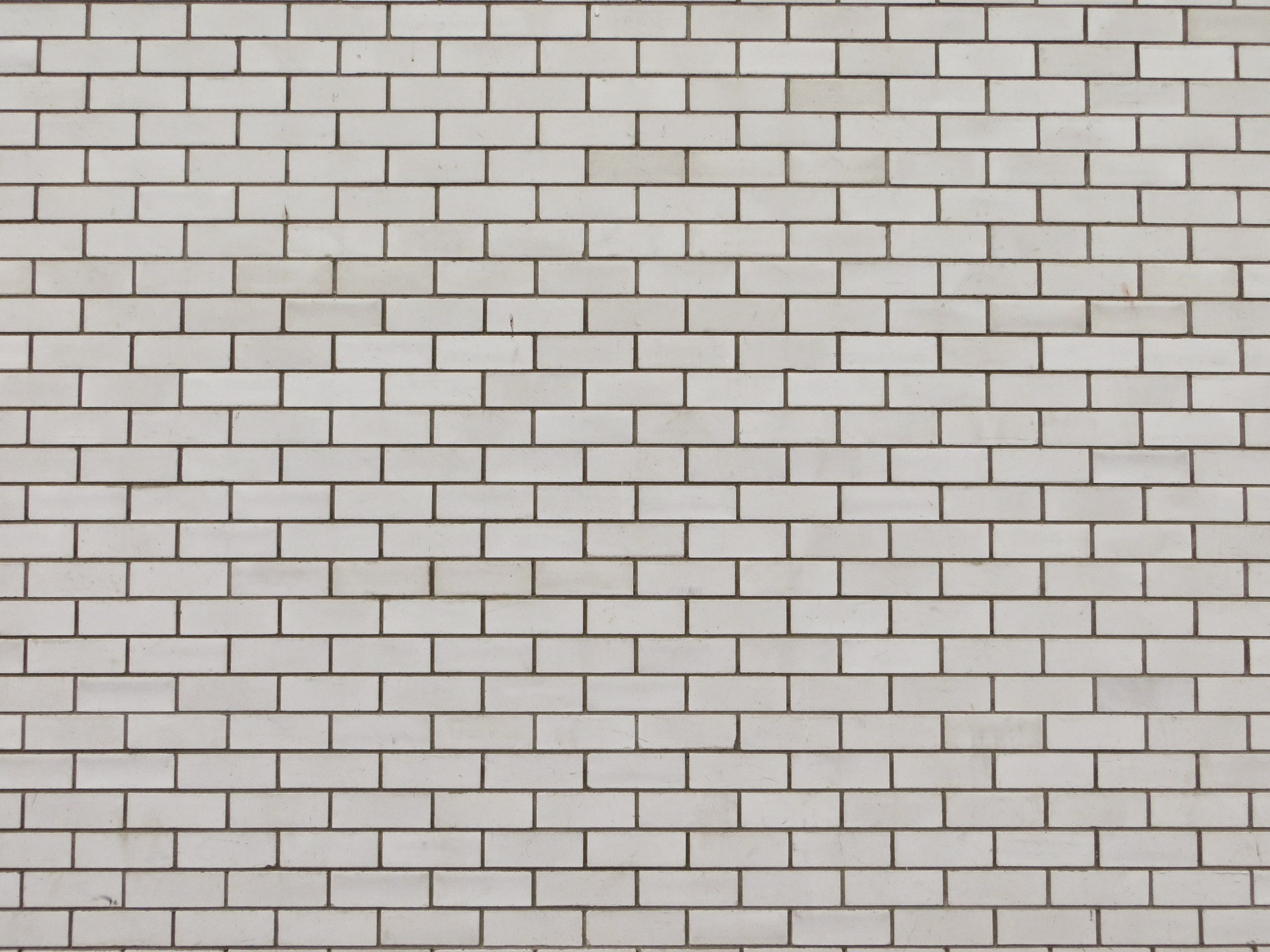 Стена из белого кирпича